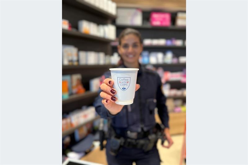 "Coffee with Cops": Bei einer Tasse Kaffee mit der Polizei ins Gespräch kommen.