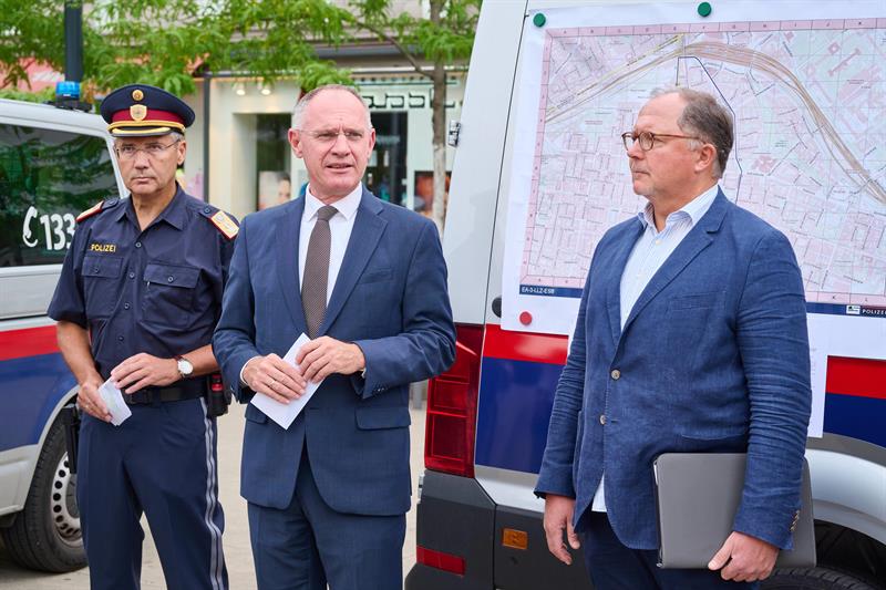 Innenminister Gerhard Karner, Landespolizeivizepräsident Franz Eigner und Gerhard Winkler, Leiter des Ermittlungsbereichs im Landeskriminalamt Wien, am Wiener Reumannplatz.