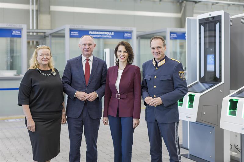 Bettina Ganghofer, Geschäftsführerin der Salzburger Flughafen GmbH, Innenminister Gerhard Karner, Landeshauptfrau Karoline Edtstadler und Landespolizeidirektor Bernhard Rausch.