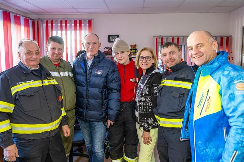 Innenminister Gerhard Karner und Landeshauptfrau Johanna Mikl-Leitner besuchten die Einsatzkräfte beim Damen-Skiweltcup am Semmering.
