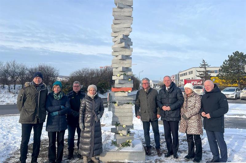 Vergegenwärtigung der Verbrechen an der neu errichteten Gedenk-Stele mit Innenminister Gerhard Karner, der Leiterin des Mauthausen Memorial, Barbara Glück, und anderen Gästen.