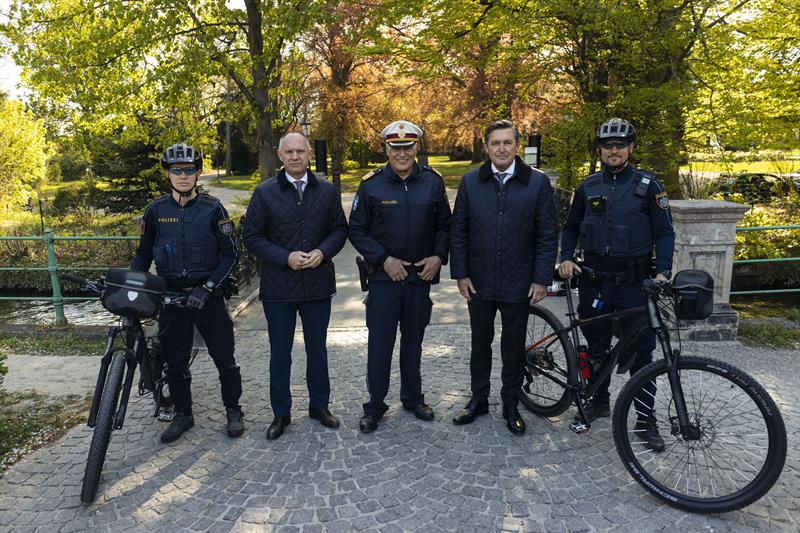 Innenminister Gerhard Karner und der Bundesminister für Innovation, Mobilität und Infrastruktur, Peter Hanke, bei einer Fahrrad-Schwerpunktaktion der LPD Niederösterreich.