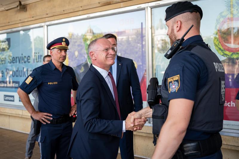 Innenminister Gerhard Karner bei einem Lokalaugenschein am Wiener Westbahnhof.