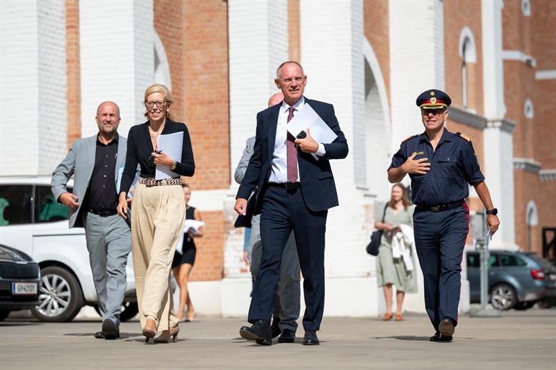 Innenminister Gerhard Karner präsentierte am 18. August 2026 in der Rossauer Kaserne die aktuelle Bilanz zu den Asylzahlen und Rückführungen aus Österreich.