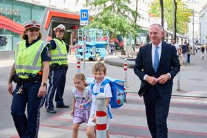 Rund 500 Polizisten und Polizistinnen werden zum Schulbeginn in den Bundesländern Wien, Niederösterreich und Burgenland für die Schulwegsicherung im Einsatz sein.