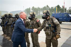 Innenminister Gerhard Karner gratulierte den 22 Beamten der Direktion Spezialeinheiten/Einsatzkommando Cobra (DSE/EKO Cobra) zum Abschluss des Ausbildungslehrgangs.