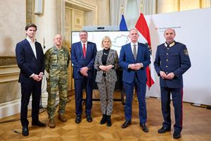 NEOS-Generalsekretär Hoyos-Trauttmansdorff, Generalleutnant Dorfer, Staatssekretär Leichtfried, Verteidigungsministerin Tanner, Innenminister Karner und Generaldirektor Ruf.