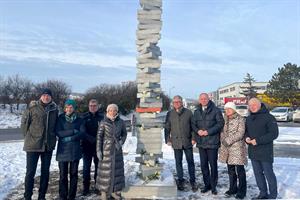 Vergegenwärtigung der Verbrechen an der neu errichteten Gedenk-Stele mit Innenminister Gerhard Karner, der Leiterin des Mauthausen Memorial, Barbara Glück, und anderen Gästen.