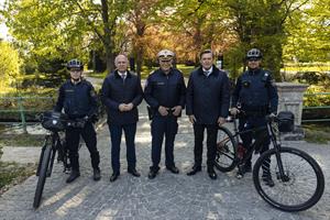 Innenminister Gerhard Karner und der Bundesminister für Innovation, Mobilität und Infrastruktur, Peter Hanke, bei einer Fahrrad-Schwerpunktaktion der LPD Niederösterreich.