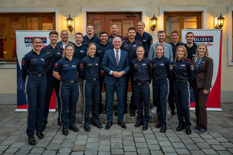 Innenminister Gerhard Karner gratulierte den Polizeispitzensportlerinnen und -sportlern zu ihren Erfolgen.
