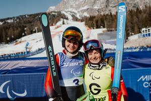 Polizeispitzensportlerin Veronika Aigner mit ihrem Guide Lilly Sammer.