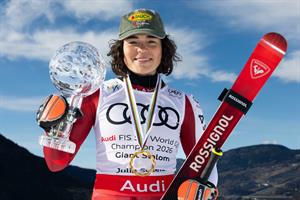 Polizeispitzensportlerin Julia Scheib mit der kleinen Kristallkugel.