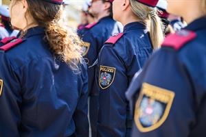 Symbolbild: Im Jahr 2025 sind 1.500 Neuaufnahmen in der Polizei geplant. Der Fokus liegt auf den Bundesländern Wien und Vorarlberg.
