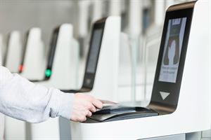 Symbolbild: Der Probebetrieb war erfolgreich - bis zu 3.500 Personen werden pro Tag mit dem Entry-Exit-System erfasst.