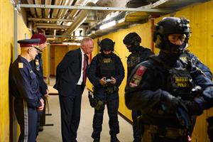 Die neuen ballistischen Westen bieten Schutz und zugleich Beweglichkeit bei Angriffen mit Langwaffen.