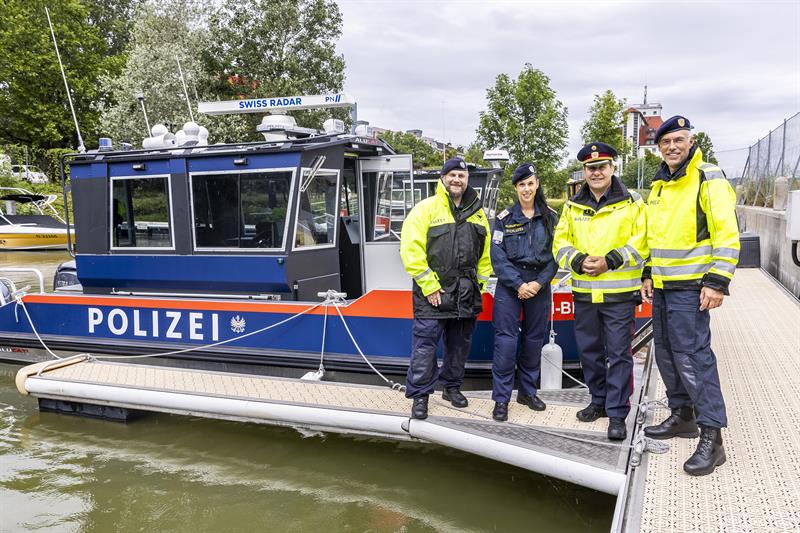 Bundespolizeidirektor Michael Takács nahm an einer Probefahrt neuer Ausbildungsboote teil.