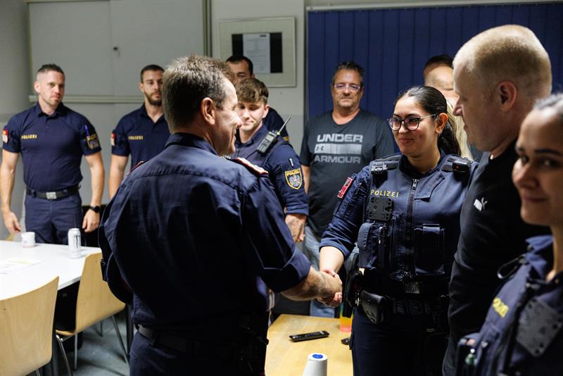 Bundespolizeidirektor Michael Takács besuchte Dienststellen in den Wiener Bezirken Simmering und Landstraße und nutzte die Gelegenheit für ausführliche Gespräche mit den Beamtinnen und Beamten.
