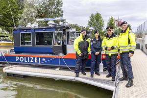 Bundespolizeidirektor Michael Takács nahm an einer Probefahrt neuer Ausbildungsboote teil.