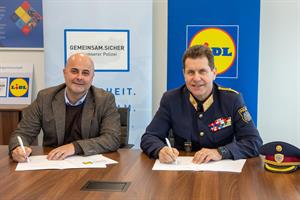Bundespolizeidirektor Michael Takács und Michael Kunz, Geschäftsführer von LIDL Österreich, unterzeichneten ein Kooperationsübereinkommen.
