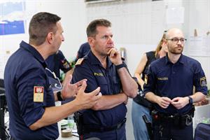 Im Anschluss besuchte Bundespolizeidirektor Takács die Einsatzzentrale des Donauinselfests.