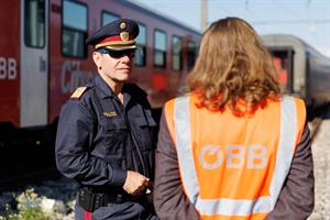 Bundespolizeidirektor Michael Takács besuchte die Übung in Simmering und nutzte die Gelegenheit zum fachlichen Austausch mit Vertreterinnen der ÖBB.