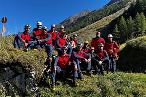 Neun angehende Trainer für den Bereich alpine Rettung reisten von Albanien nach Österreich und absolvierten ein mehrtägiges Trainingsprogramm in den Zillertaler Alpen.