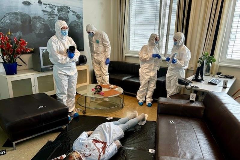 Das Ziel des Workshops war, den Teilnehmenden die praxisnahe Zusammenarbeit – auch mit Polizistinnen und Polizisten – und ein strukturiertes Vorgehen am Tatort zu vermitteln.