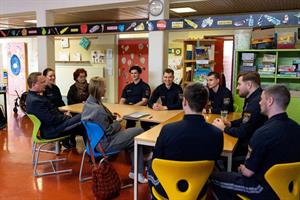 Polizeischülerinnen und -schüler des Bildungszentrums St. Pölten besuchten gemeinsam mit Gruppenleiterin Eva Gollubits und BZS-Leiter Günter Gassner das Sonderpädagogische Zentrum ASO St. Pölten Nord.