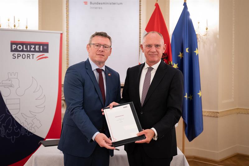 Innenminister Gerhard Karner und ÖJV-Präsident Martin Poiger unterzeichneten im Innenministerium eine Kooperationsvereinbarung.