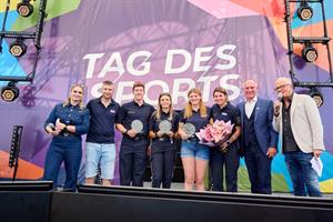 Innenminister Gerhard Karner überreichte gemeinsam mit Spitzensportkoordinator Reinfried Herbst vier Glastrophäen an die BMI-Spitzensportlerinnen und -sportler des Jahres.