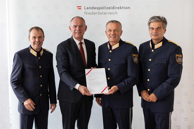 Zur Wiederbestellung erhielt Franz Popp am 16. Juli 2025 ein Dekret von Innenminister Gerhard Karner.