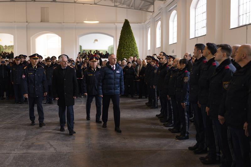 Teilnehmende von fünf Polizeigrundausbildungslehrgängen, einem Grundausbildungslehrgang "Grenzpolizeiassistenz" sowie zwei Ausbildungslehrgängen "Fremden- und Grenzpolizei" (FGB) wurden ausgemustert.
