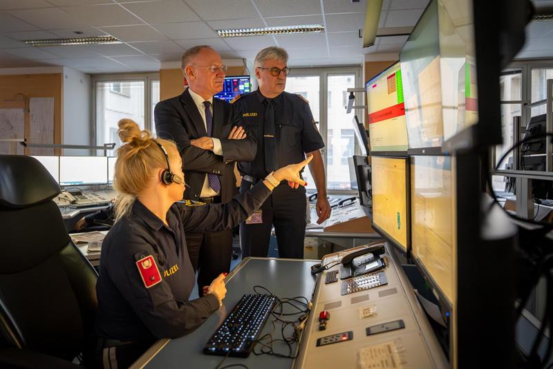 Innenminister Gerhard Karner besuchte die Landesleitzentrale Wien.