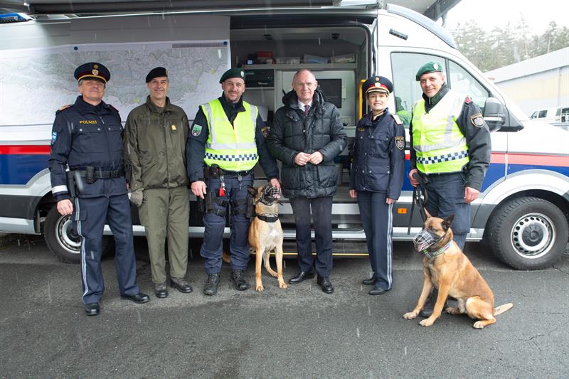 Innenminister Gerhard Karner verschaffte sich am 19. Februar 2026 im Rahmen einer fremdenpolizeilichen Schwerpunktaktion auf der Tauernautobahn in Kärnten ein Bild der laufenden Maßnahmen.