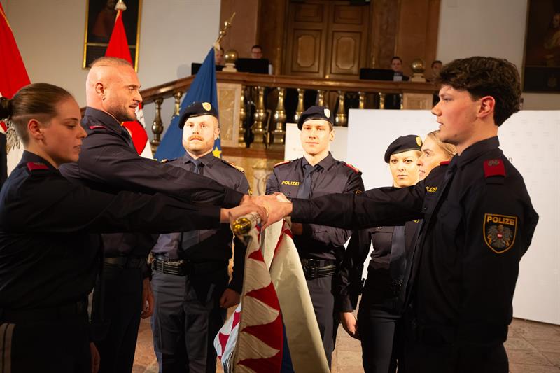 In Salzburg wurden am 7. April 2026 neue Polizeischülerinnen und -schüler feierlich angelobt. Gleichzeitig schlossen zwei Lehrgänge ihre Polizeigrundausbildung erfolgreich ab.