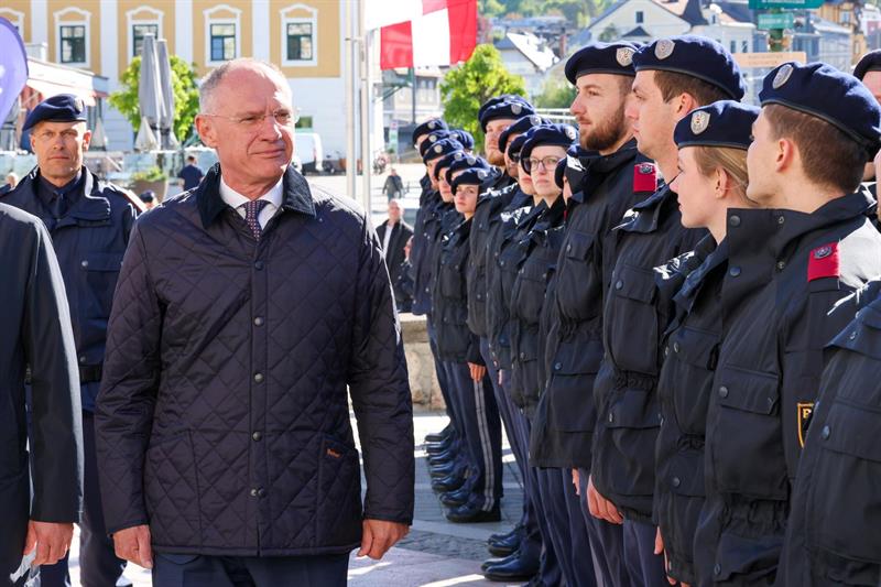 "Die Stärkung der Exekutive geht weiter – fast 300 zusätzliche Polizistinnen und Polizisten für Oberösterreich und Niederösterreich sind der beste Beweis dafür", sagte Innenminister Gerhard Karner.