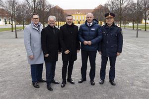 Im feierlichen Rahmen fand am 24. Oktober 2025 im Schloss Hof in Niederösterreich die Angelobungs- und Ausmusterungsfeier der niederösterreichischen Exekutivausbildung statt.