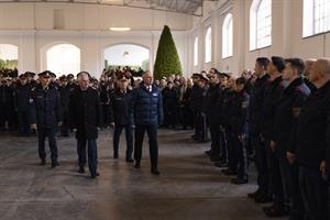 Teilnehmende von fünf Polizeigrundausbildungslehrgängen, einem Grundausbildungslehrgang "Grenzpolizeiassistenz" sowie zwei Ausbildungslehrgängen "Fremden- und Grenzpolizei" (FGB) wurden ausgemustert.