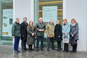 Zur Eröffnung der Schaufensterausstellung traf Innenminister Gerhard Karner den damaligen Saliera-Chefermittler Ernst Geiger.