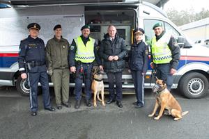 Innenminister Gerhard Karner verschaffte sich am 19. Februar 2026 im Rahmen einer fremdenpolizeilichen Schwerpunktaktion auf der Tauernautobahn in Kärnten ein Bild der laufenden Maßnahmen.