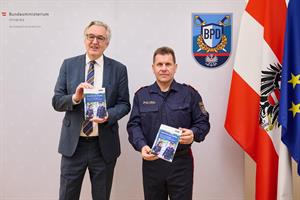 Bundespolizeidirektor Michael Takács und Sektionschef Martin Netzer vom Bundesministerium für Bildung präsentierten eine neue Sicherheitsbroschüre für Österreichs Bildungseinrichtungen.