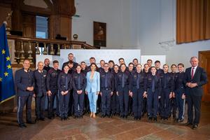 Beim Festakt waren unter anderem Innenminister Gerhard Karner, Landeshauptfrau Karoline Edtstadler und Landespolizeidirektor Bernhard Rausch anwesend.