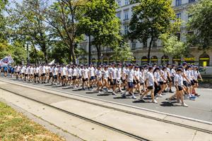 Gemeinsam trugen rund 100 Polizeischülerinnen und Polizeischüler sowie Athletinnen und Athleten die "Flamme der Hoffnung" durch die Wiener Innenstadt.