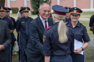 Mehr als 180 Polizistinnen und Polizisten der Landespolizeidirektion Kärnten wurden am Donnerstag, 9. Juli 2026, im Beisein von Innenminister Gerhard Karner feierlich in den Streifendienst gestellt.