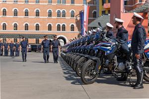 15 Polizisten wurden am 6. August 2026 nach erfolgreichem Abschluss ihrer Ausbildung für den Motorraddienst feierlich in der Rossauer Kaserne ausgemustert.