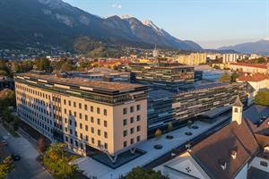 Das neue Sicherheitszentrum Tirol besteht aus mehreren Gebäuden, in denen auf über 56.000 Quadratmetern 19 Polizei- und Organisationseinheiten untergebracht sind.
