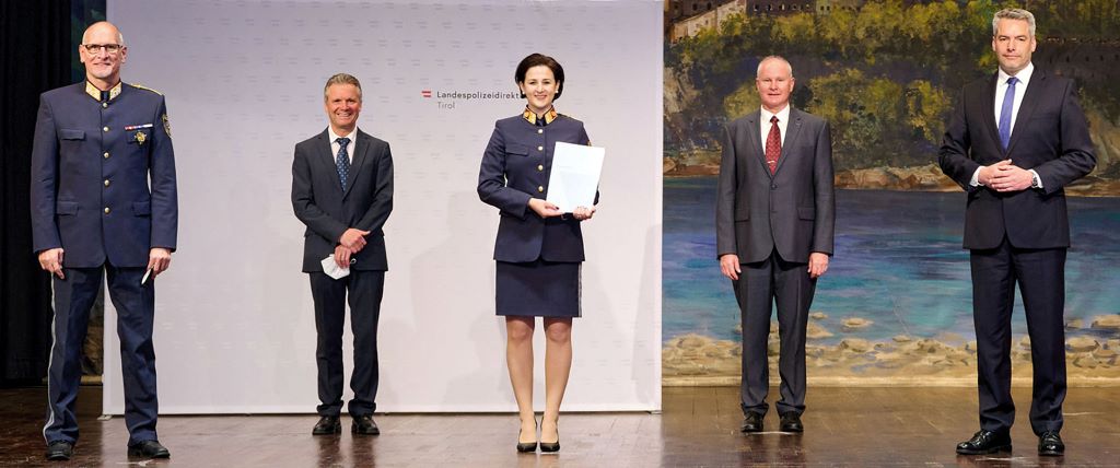 Dekret&uuml;bergabe an die neue Bezirkspolizeikommandan