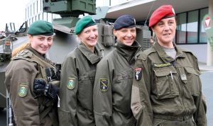Frauen sind beim Bundesheer als Panzerfahrerinnen, Pilotinnen, Kommandantinnen und in der Verwaltung t&auml;tig.