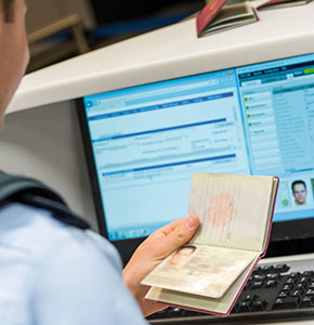 Bundespolizei: Kontrolle von Einreisenden auf Flugh&auml;fen.