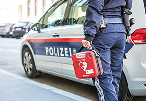 Wenn Polizisten vor den Rettungskr&auml;ften vor Ort sind, &uuml;bernehmen sie oft die Aufgabe des Ersthelfers.